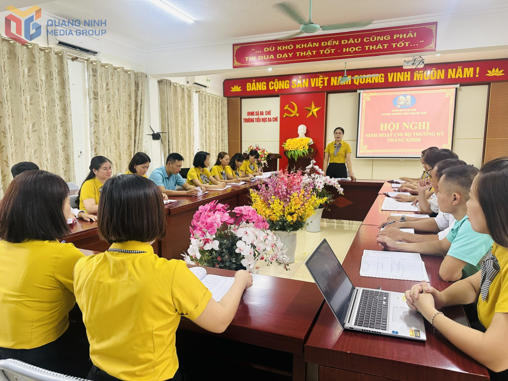 Chi bộ trường Tiểu học Ba Chẽ, xã Ba Chẽ tổ chức họp sinh hoạt thường kỳ gắn với học tập và làm theo tư tưởng, đạo đức, phong cách Hồ Chí Minh.