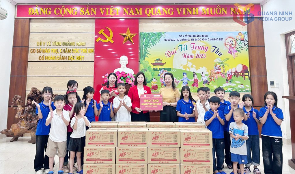 Hội Chữ thập đỏ tỉnh thay mặt Foodbank trao các thùng quà cho Cơ sở bảo trợ, chăm sóc trẻ em có hoàn cảnh đặc biệt tỉnh tổ chức Trung thu các các em đang chăm sóc, nuôi dưỡng tại đây.