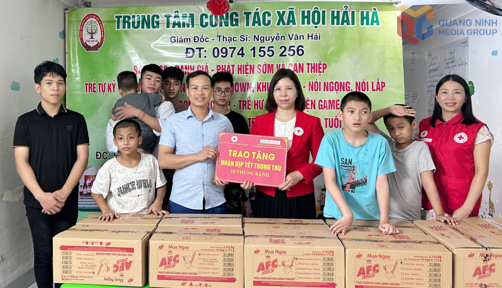 Phó Chủ tịch Hội Chữ thập đỏ tỉnh Đào Thị Hải Yến trao các phần quà của nhà tài trợ cho Trung tâm Công tác xã hội Hải Hà (phường Hạ Long).