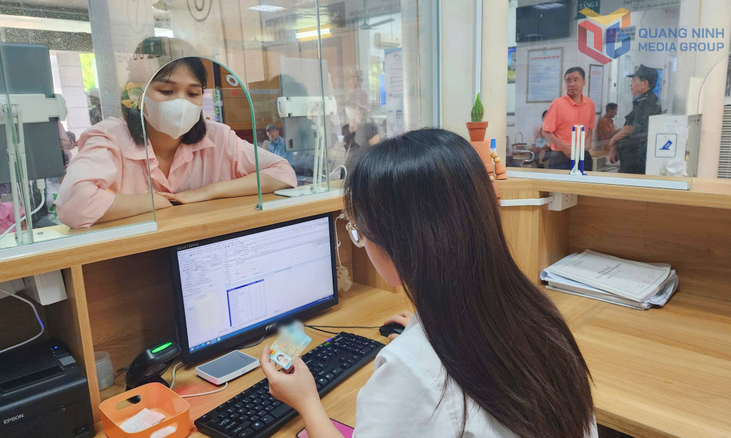 Đăng ký khám chữa bệnh bằng căn cước công dân có gắn chip tại Bệnh viện Bãi Cháy. Ảnh: Nguyễn Hoa
