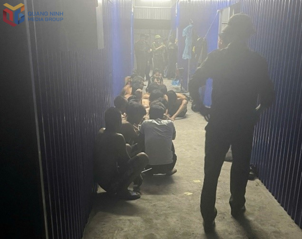 Công an phường Hiệp Hòa phối hợp với Phòng CSĐT tội phạm về ma túy kiểm tra hành chính và ma túy tại một lán trại công nhân là người lao động ngoại tỉnh trên địa bàn.