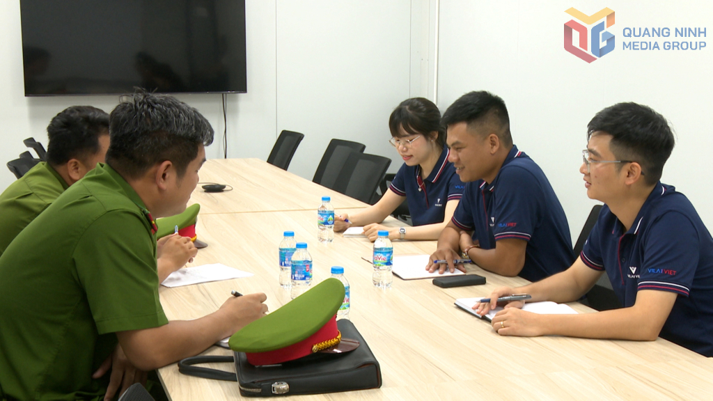 Công an phường Hiệp Hòa tuyên truyền, hướng dẫn đại diện doanh nghiệp, người sử dụng lao động trên địa bàn sàng lọc, phòng ngừa tội phạm ma túy trà trộn ẩn lấp hoạt động.