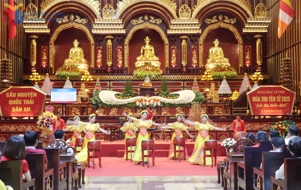 UBND phường Yên Tử phối hợp với Giáo hội Phật giáo Việt Nam tỉnh Quảng Ninh, Ban Quản lý di tích lịch sử và danh thắng Yên Tử, Hội Nhà báo, Hội Văn học Nghệ thuật tỉnh và Công ty CP Phát triển Tùng Lâm long trọng tổ chức khai mạc Lễ hội mùa thu Yên Tử 2025 với chủ đề “Sắc thu thiền định”. Ảnh: Cao Quỳnh