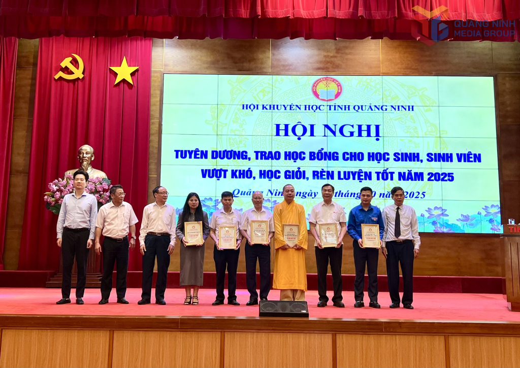 Lãnh đạo Hội Khuyến học tỉnh trao giấy khen cho đại diện các đơn vị, doanh nghiệp, nhà hảo tâm.