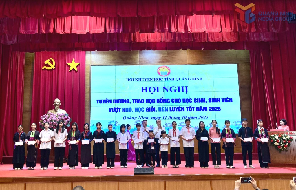 Lãnh đạo Hội Khuyến học tỉnh và trao học bổng cho các em học sinh.