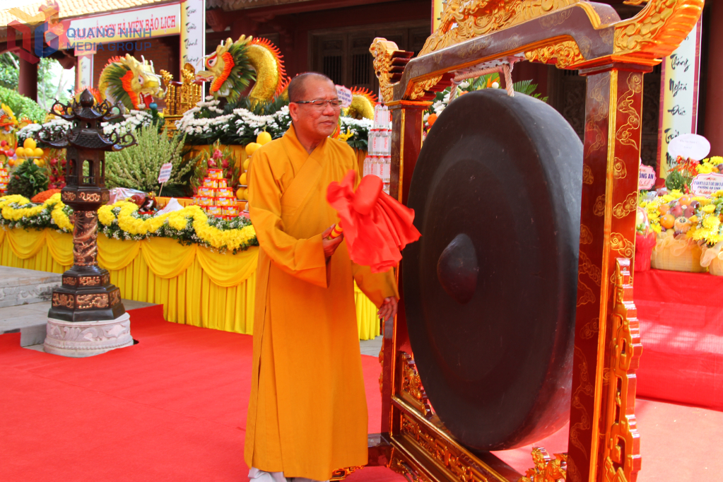 Đại diện Giáo hội Phật giáo Việt Nam tỉnh Quảng Ninh đánh chiêng khai hội.