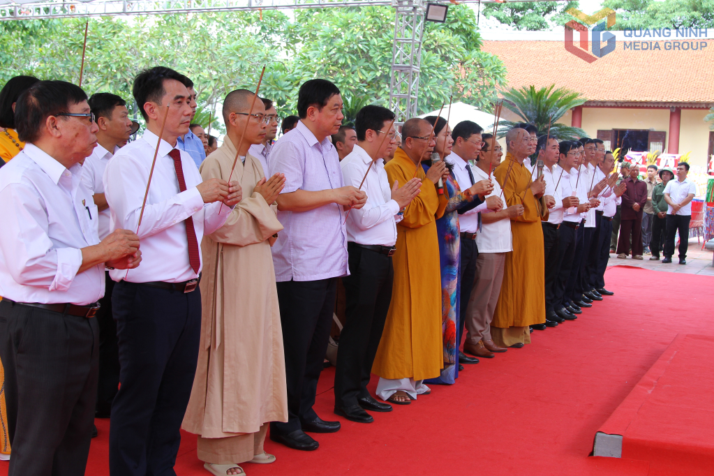 Đại biểu dâng hương các vua Trần.