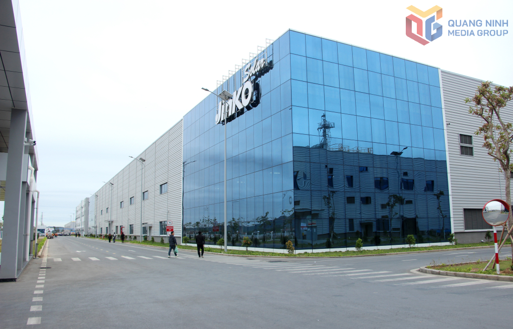 Nhà máy Jinko Solar sản xuất tấm quang năng tại KCN Sông Khoai. Ảnh: Mạnh Trường