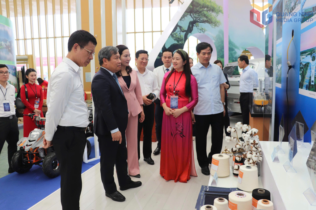 Đại diện Tập đoàn Texhong tại Việt Nam giới thiệu đến các đồng chí lãnh đạo tỉnh một số sản phẩm dệt may của doanh nghiệp FDI trong KCN Hải Hà tại Triển lãm “80 năm hành trình Độc lập - Tự do - Hạnh phúc” được tổ chức tại Hà Nội.