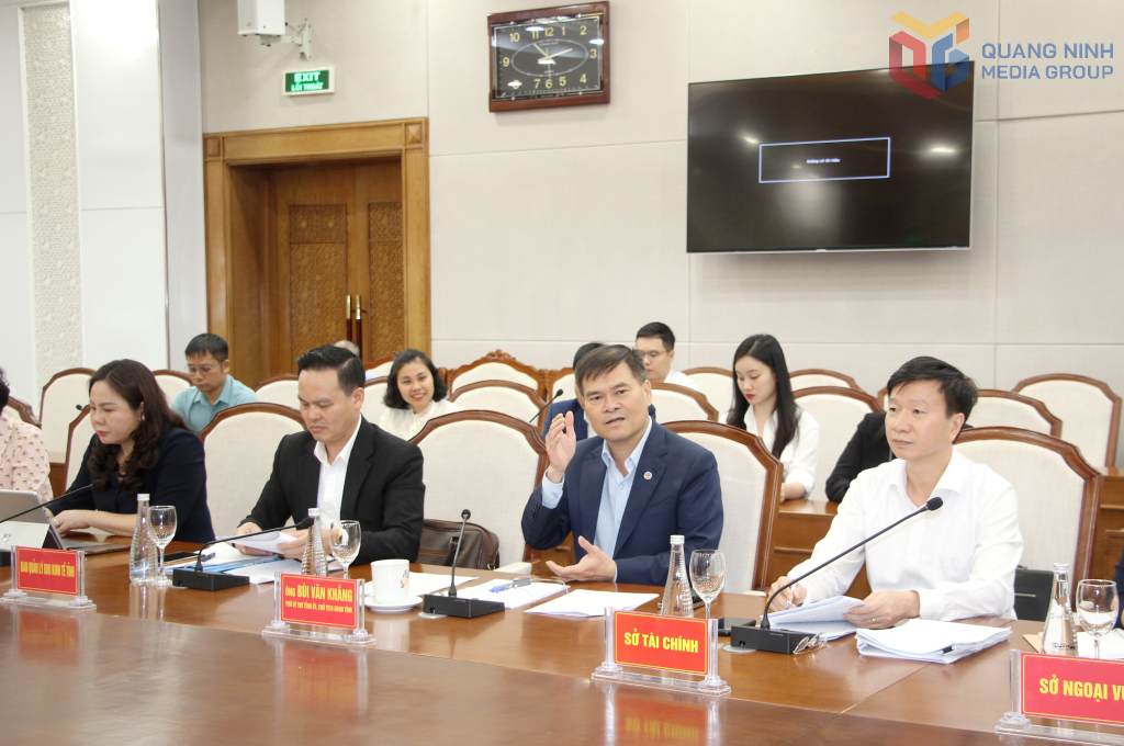 Đồng chí Bùi Văn Khắng, Phó Bí thư Tỉnh ủy, Chủ tịch UBND tỉnh, trao đổi với Tập đoàn TCL Technology về các biện pháp hỗ trợ của tỉnh Quảng Ninh dành cho Tập đoàn.