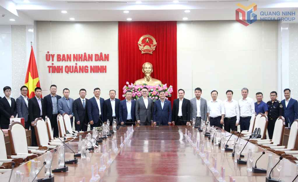 Các đại biểu chụp ảnh lưu niệm.