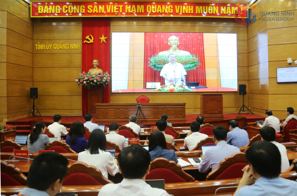 Tỉnh Quảng Ninh tham dự hội nghị qua truyền hình trực tuyến.