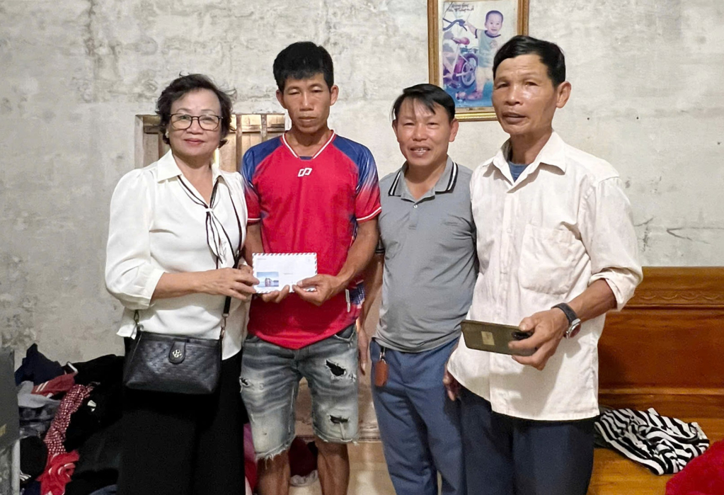 Đại diện của Đạo Tràng Đại Bi Tâm Hạ Long trao quà cho người dân bị ảnh hưởng bão lũ tại xã Nghĩa Hành (tỉnh Nghệ An).