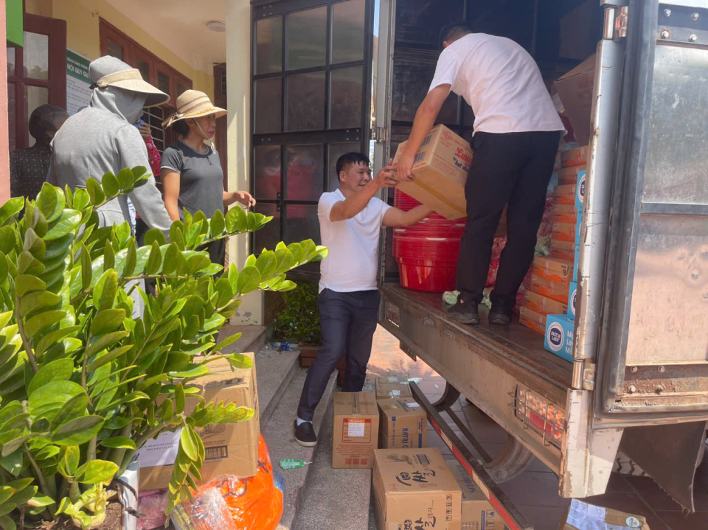 Công ty TNHH Dịch vụ Thương mại Sinh Phượng hỗ trợ nhu yếu phẩm cho nhân dân xã Kha Sơn (tỉnh Thái Nguyên) bị ảnh hưởng bão lũ.