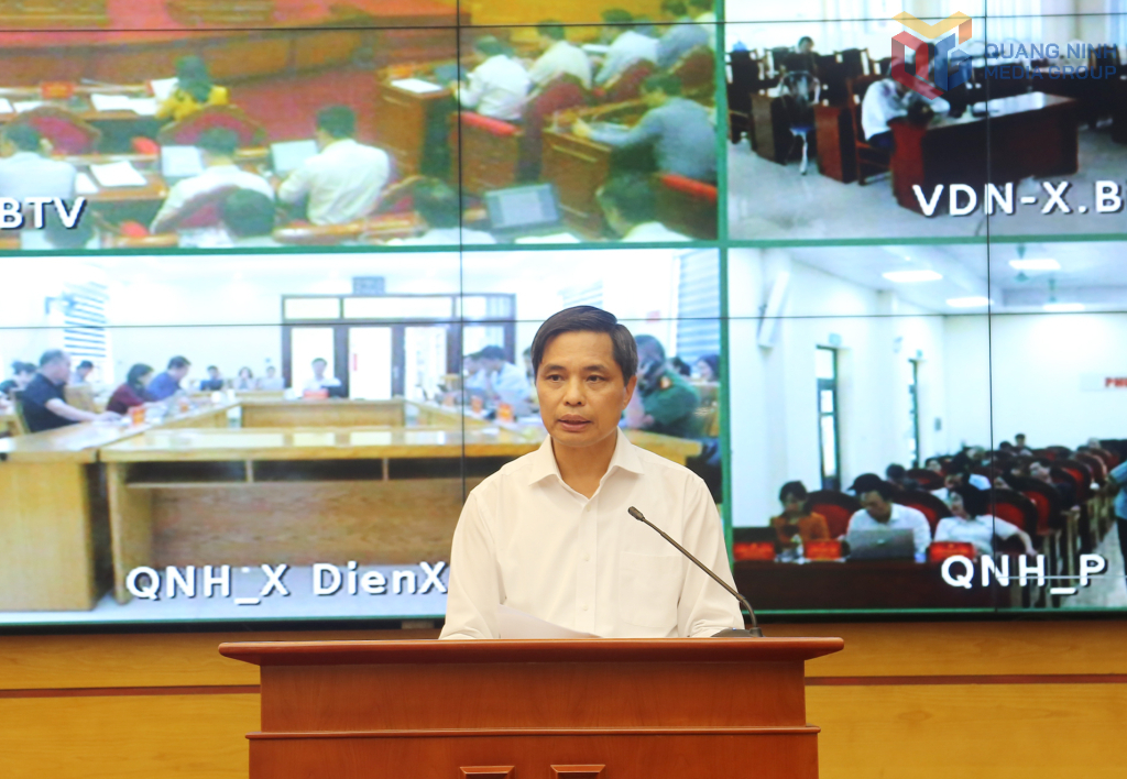 Đồng chí Vũ Văn Diện, Phó Chủ tịch Thường trực UBND tỉnh báo cáo kế hoạch của UBND tỉnh về thực hiện chủ trương nâng cao chất lượng đô thị hiện hữu trên địa bàn tỉnh.