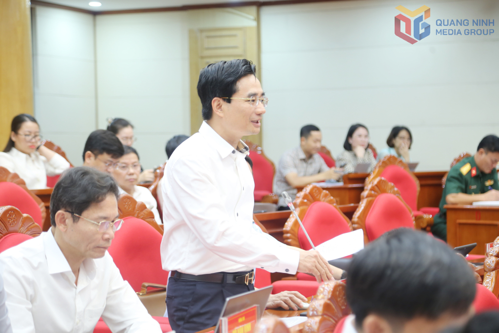 Đồng chí Nguyễn Anh Tú, Giám đốc Sở Xây dựng phát biểu tại hội nghị.