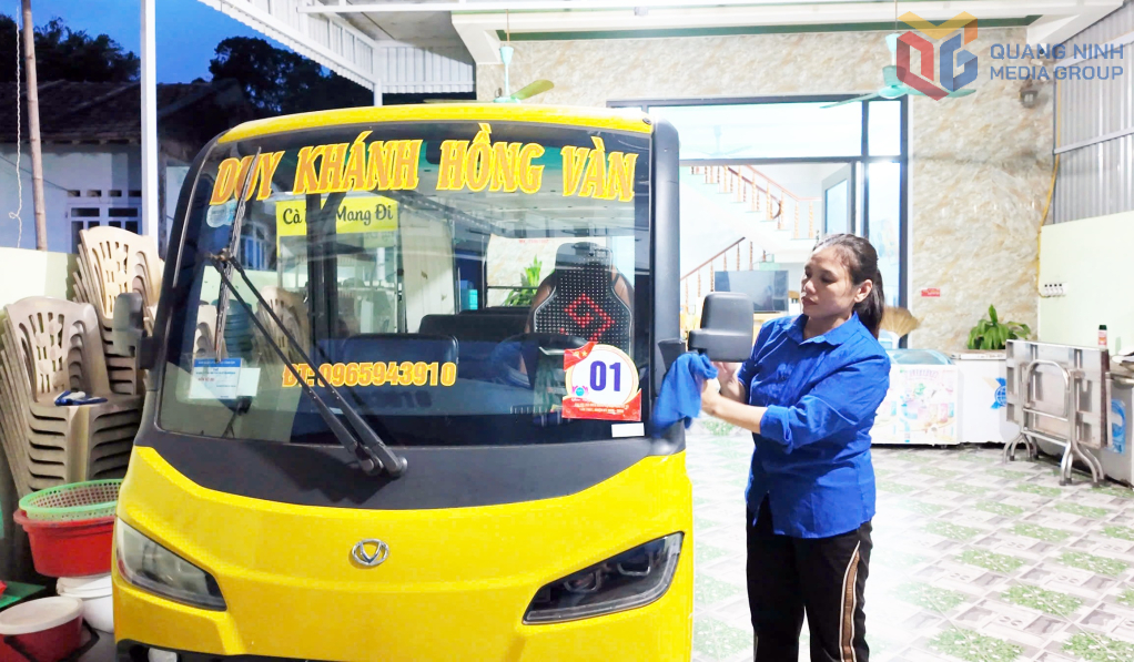 Chiếc xe điện chở khách du lịch tham quan trên đảo Cô Tô của gia đình chị Nguyễn Thị Út.