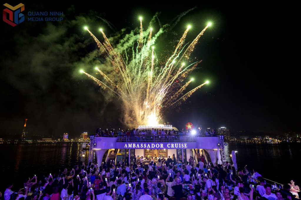 Du thuyền trên Vịnh Hạ Long về đêm mang đến nhiều trải nghiệm mới lạ cho du khách. 