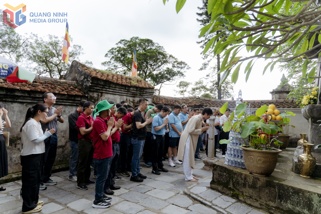 Các đoàn khách tham quan, chiêm bái Khu di tích, danh thắng Yên Tử.