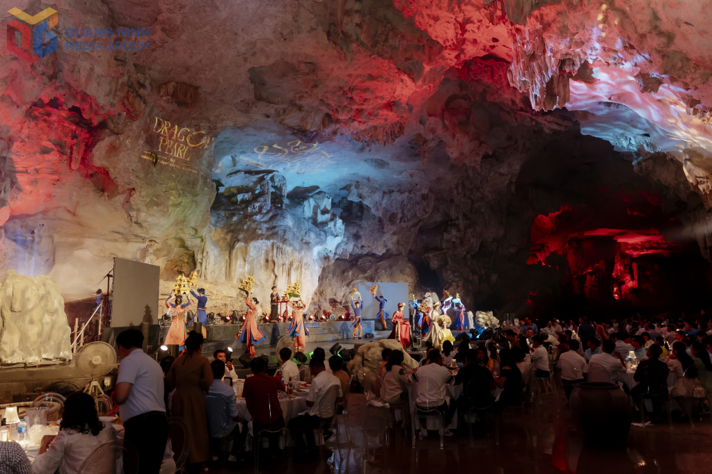 Du khách trải nghiệm show diễn 