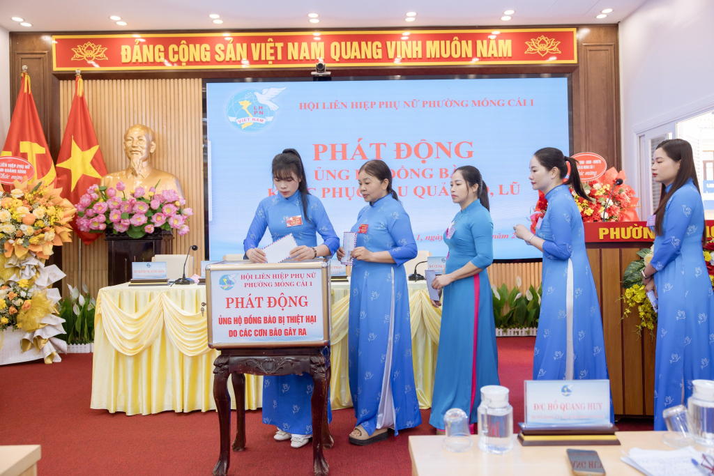 Phụ nữ khu 2, phường Móng Cái 1 quyên góp ủng hộ đồng bào các tỉnh bị lũ lụt