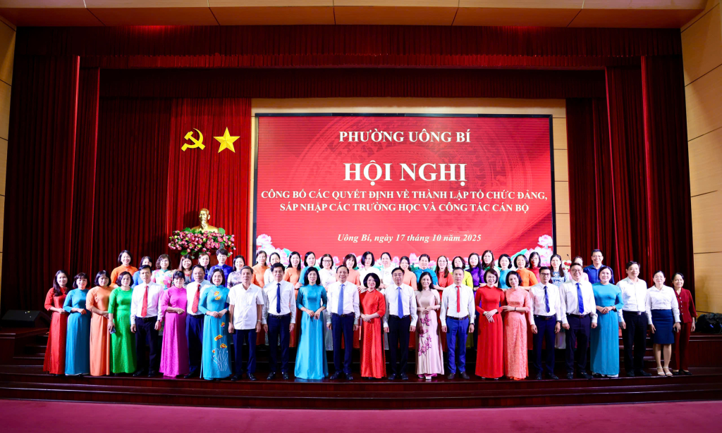 Lãnh đạo phường Uông Bí chúc mừng các trường sau sáp nhập.