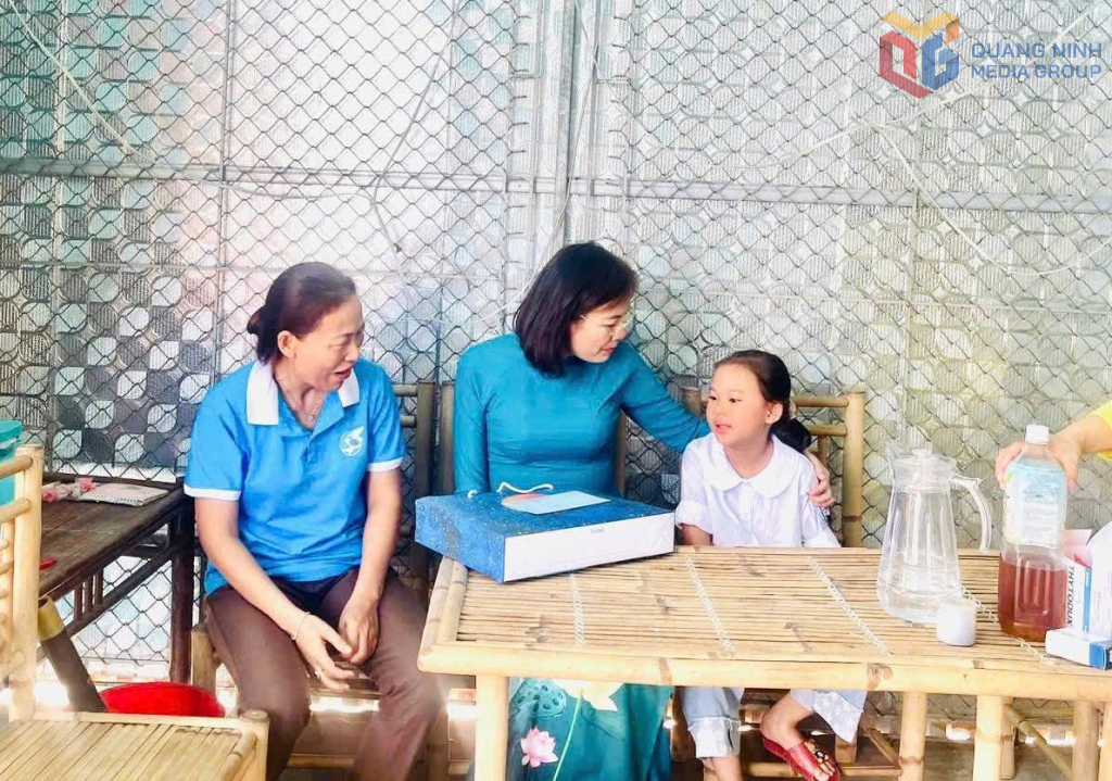 Đồng chí Nguyễn Vũ Thu Hòa, Tỉnh ủy viên, Phó Chủ tịch MTTQ tỉnh, Chủ tịch Hội Liên hiệp Phụ nữ tỉnh Quảng Ninh tặng quà cho học sinh có hoàn cảnh khó khăn trên địa bàn phường An Sinh.