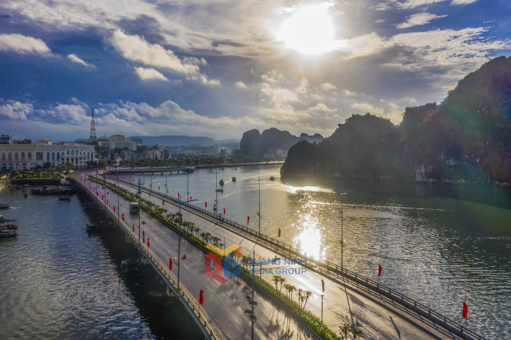 Bình minh bên cầu Bao Biển, núi Bài Thơ như thức giấc giữa làn sương sớm. 