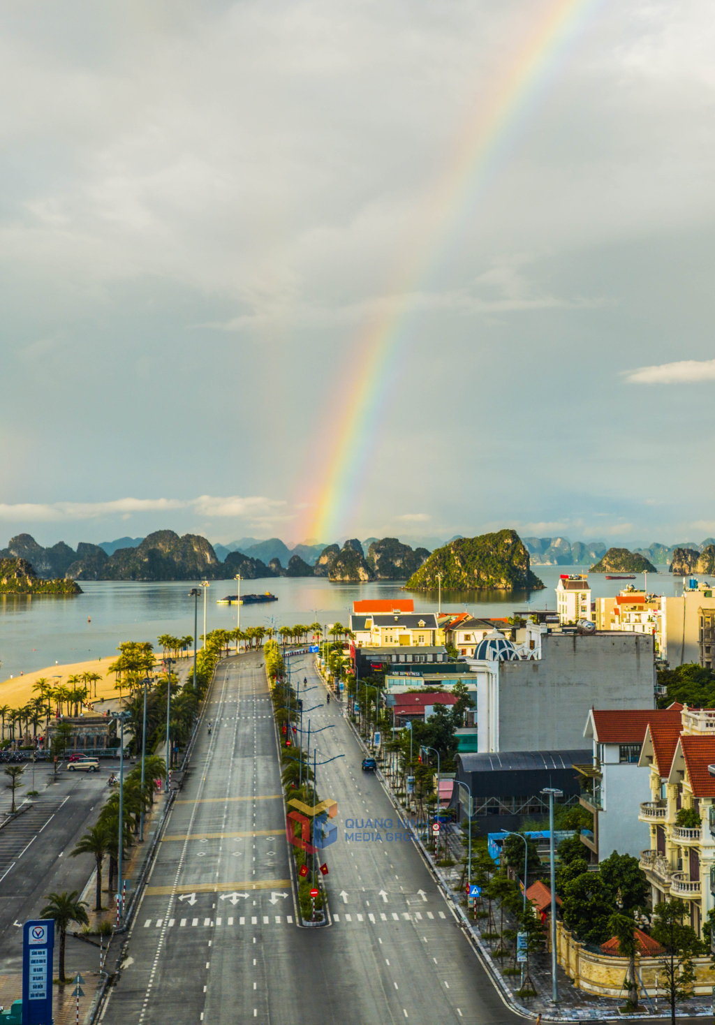 Buổi sớm sắc cầu vồng bất ngờ hiện lên trên nền biển trời khiến du khách say mê