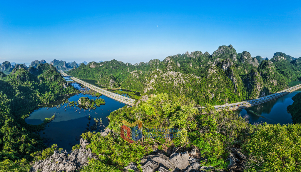 Đoạn đường được bao bọc bởi hai dãy núi tạo nên thế cảnh hùng vĩ
