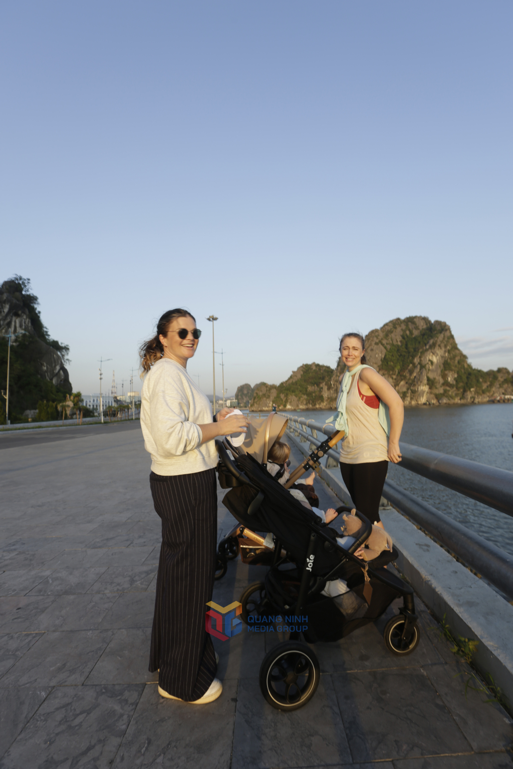 Du khách nước ngoài say mê ngắm cảnh vịnh Hạ Long trong ánh thu vàng
