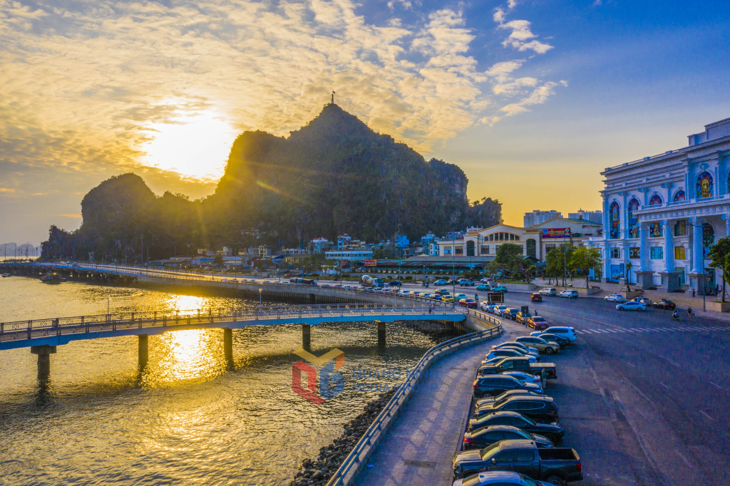 Hoàng hôn buông xuống, núi Bài Thơ chìm trong sắc vàng rực rỡ, để lại cảm xúc khó quên.