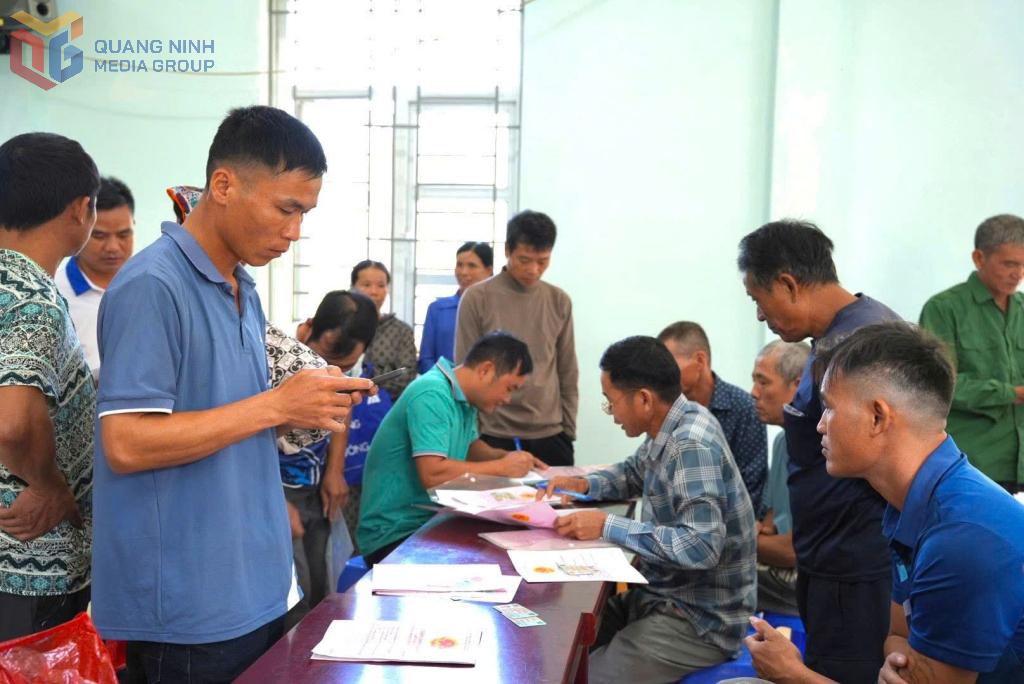 Người dân xã Bình Liêu thực hiện kê khai thông tin về đất đai.