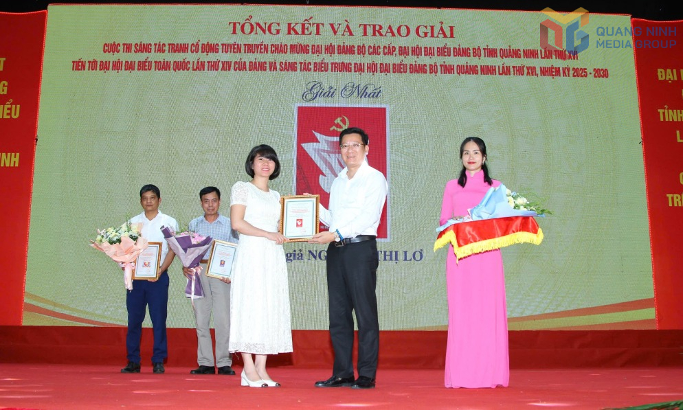  Tác giả Nguyễn Thị Lơ đến từ Ninh Bình đoạt giải nhất hạng mục tranh cổ động.