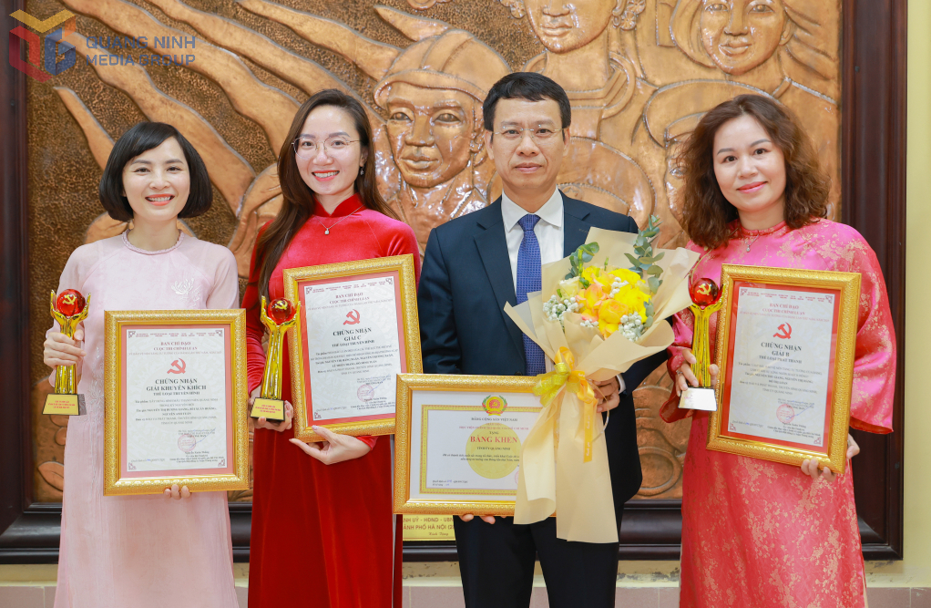 Lãnh đạo Ban Tuyên giáo và dân vận Tỉnh uỷ chụp ảnh cùng tác giả đạt giải.