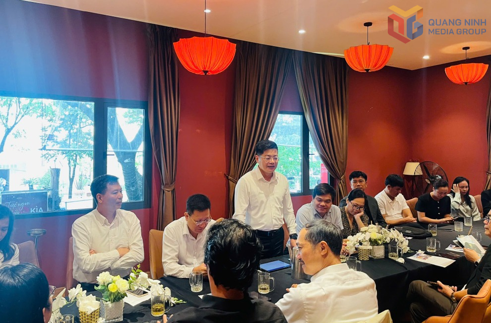 Lãnh đạo phường Yên Tử giới thiệu về tiềm năng, các sản phẩm du lịch tại địa phương.