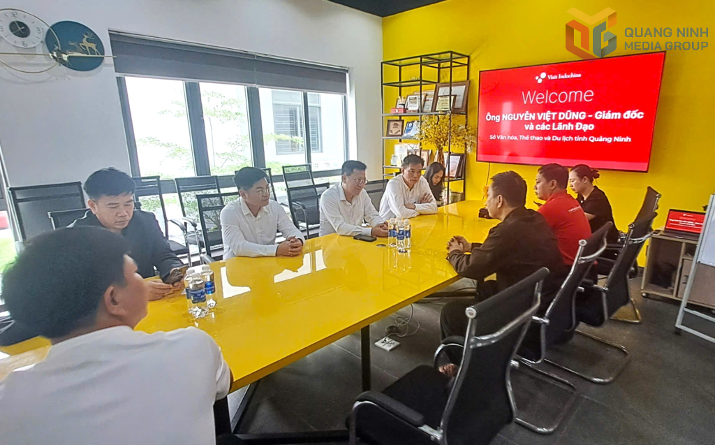 Đoàn công tác làm việc trực tiếp tại một đơn vị lữ hành của Đà Nẵng.
