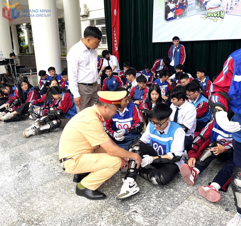 Các em học sinh được mặc bảo hộ trước khi thực hành.