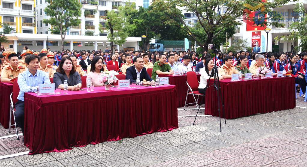 Dự chương trình có đại diện Uỷ ban ATGT Quốc gia, lãnh đạo Sở Giáo dục và Đạo tạo, Phòng CSGT (Công an tỉnh) và các đơn vị thành viên Ban ATGT tỉnh.