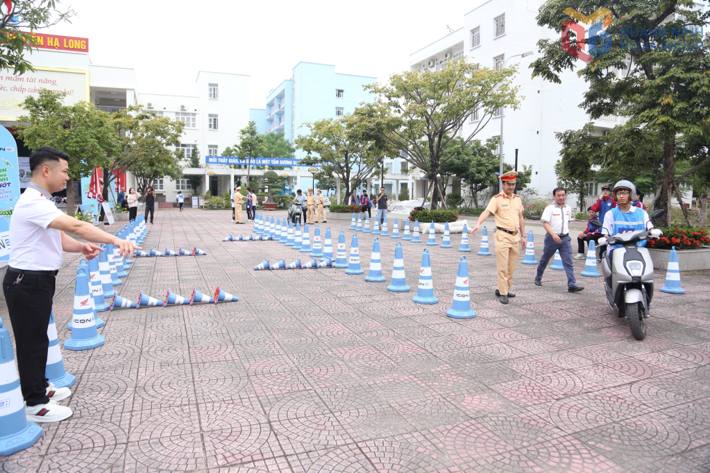 CSBC Cảnh sát giao thông và chuyên viên Honda Việt Nam hướng dẫn học sinh đi xe trên sa hình.