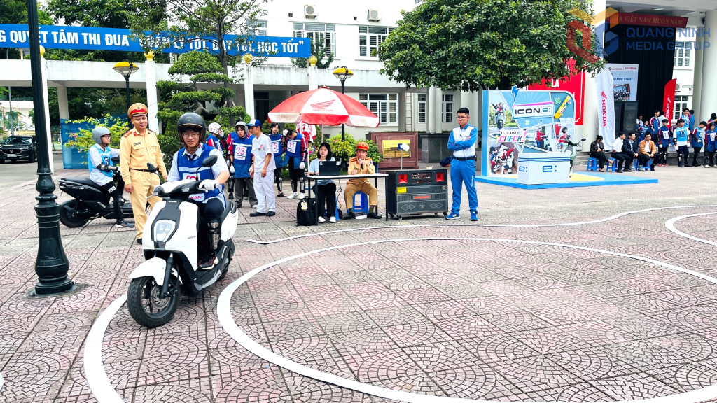 Sau buổi đào tạo, các em học sinh sẽ trải qua bài kiểm tra lý thuyết và thực hành để được cấp chứng nhận đào tạo lái xe.