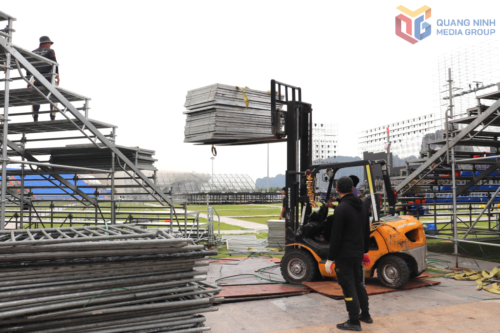Đơn vị thi công gấp rút lắp đặt khu vực khán đài.