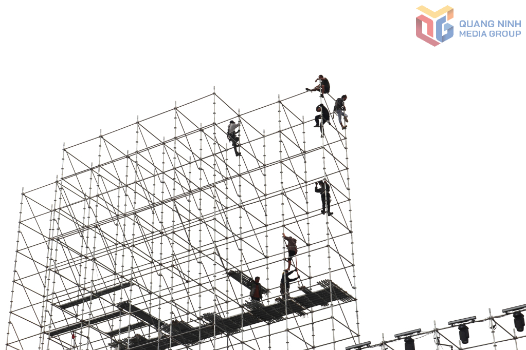 Đơn vị thi công đang lắp đặt sân khấu.