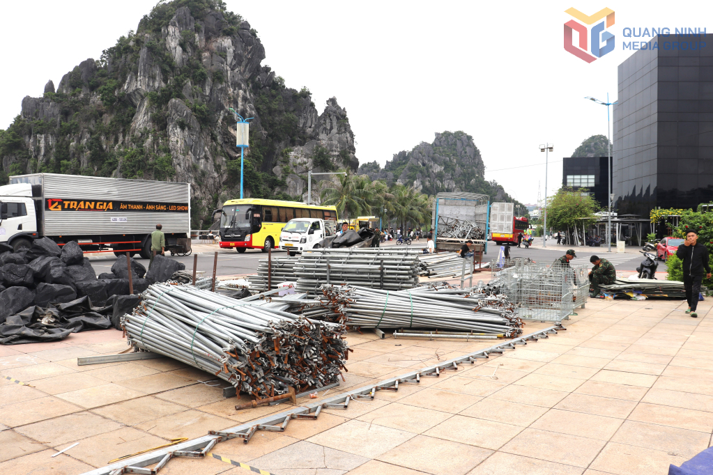 Khối lượng thiết bị khổng lồ đang được gấp rút lắp đặt.