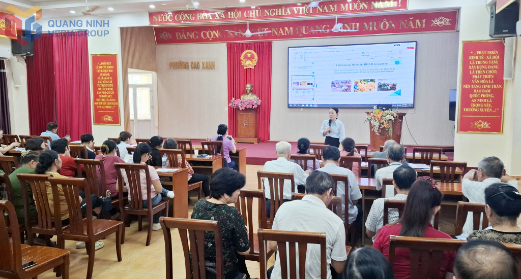 Báo cáo viên Cơ quan BHXH tỉnh truyền đạt những chính sách BHXH tự nguyện cho đại biểu là cán bộ khu phố, tổ dân, báo cáo viên trên địa bàn phường Cao Xanh tháng 10/2025.