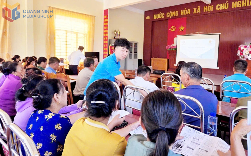 Cán bộ BHXH cơ sở Quảng Hà phát tờ rời tuyên truyền chính sách BHXH tự nguyện cho người dân trên địa bàn xã Quảng Đức tháng 10/2025.