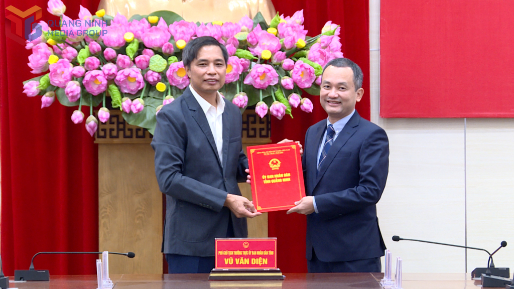 Đồng chí Vũ Văn Diện, Phó Chủ tịch Thường trực UBND tỉnh trao quyết định Phó Giám đốc Sở Tài Chính.