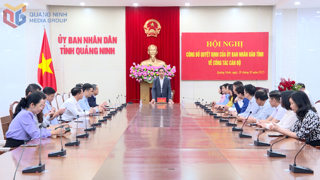 Đồng chí Vũ Văn Diện, Ủy viên Ban Thường vụ Tỉnh ủy, Phó Chủ tịch Thường trực UBND tỉnh chủ trì và trao quyết định.