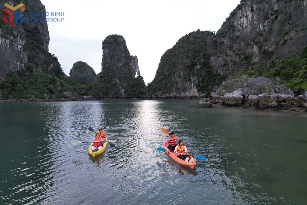 អ្នកទេសចរជិះទូកកាយ៉ាកដើម្បីរុករកឈូងសមុទ្រ Ha Long ។