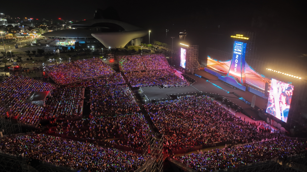 Toàn cảnh sân khấu và khán đài có quy mô hoành tráng của Đại nhạc hội Hạ Long Concert 2025.